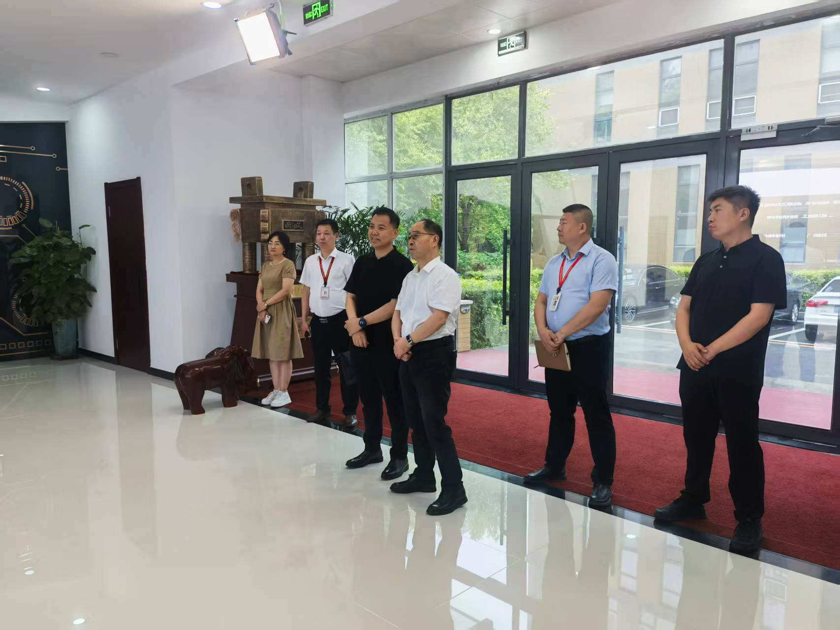 中國聯(lián)通長春分公司黨委書記、總經(jīng)理張宏光一行到吉林泰華集團調(diào)研交流